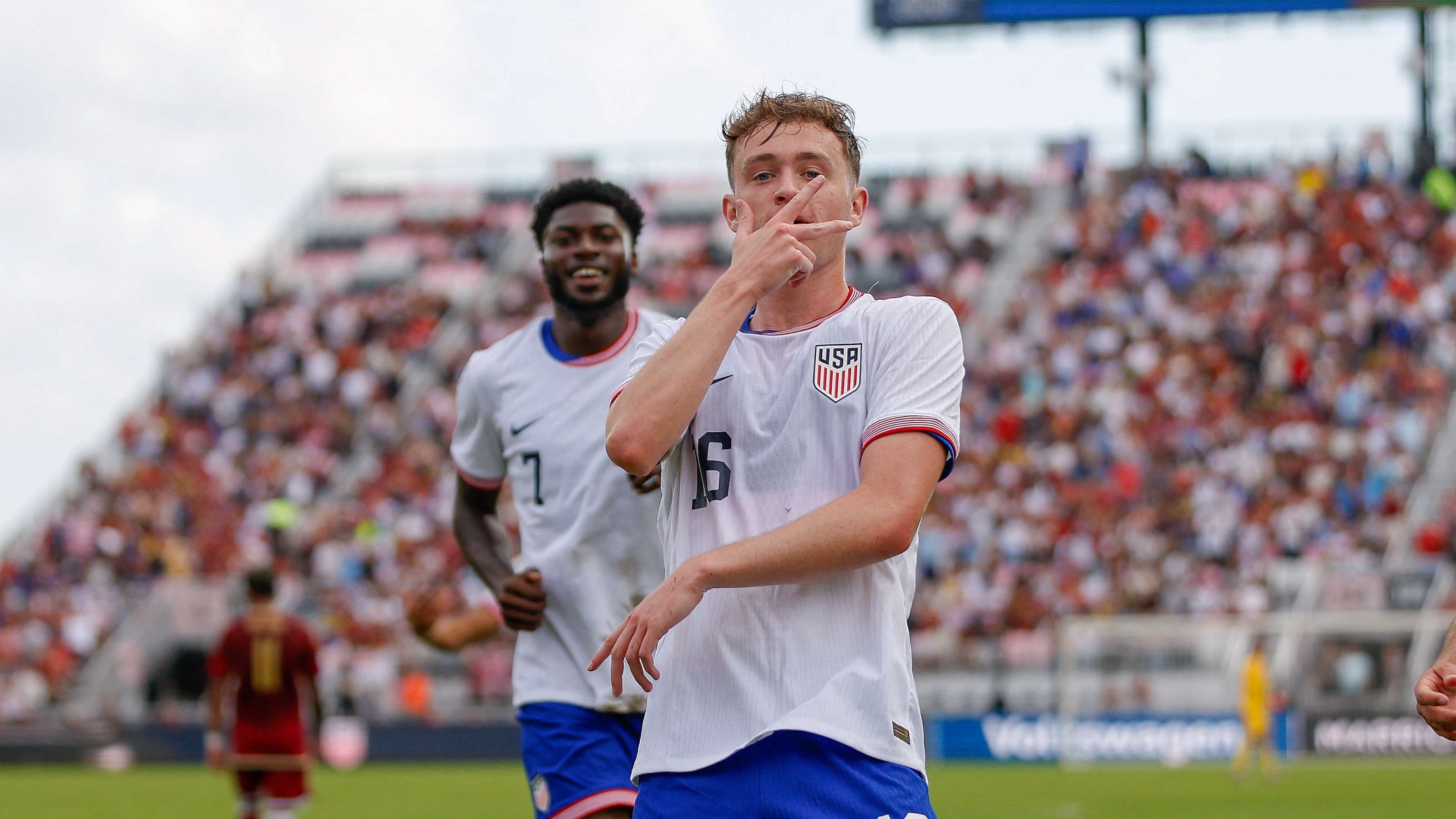 “维尼修斯是否认同？西媒透露：皇马内部持续密切关注罗德里动态”